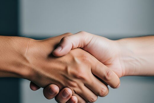 Poignée de main entre un courtier en assurance et son client